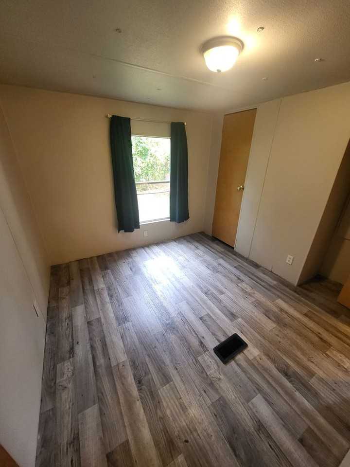 650 Se 128th Ave - Photo 4 of 13