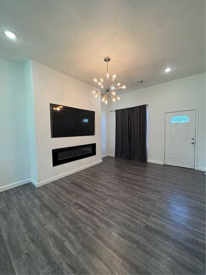 2409 S Willard Ave - Photo 4 of 14