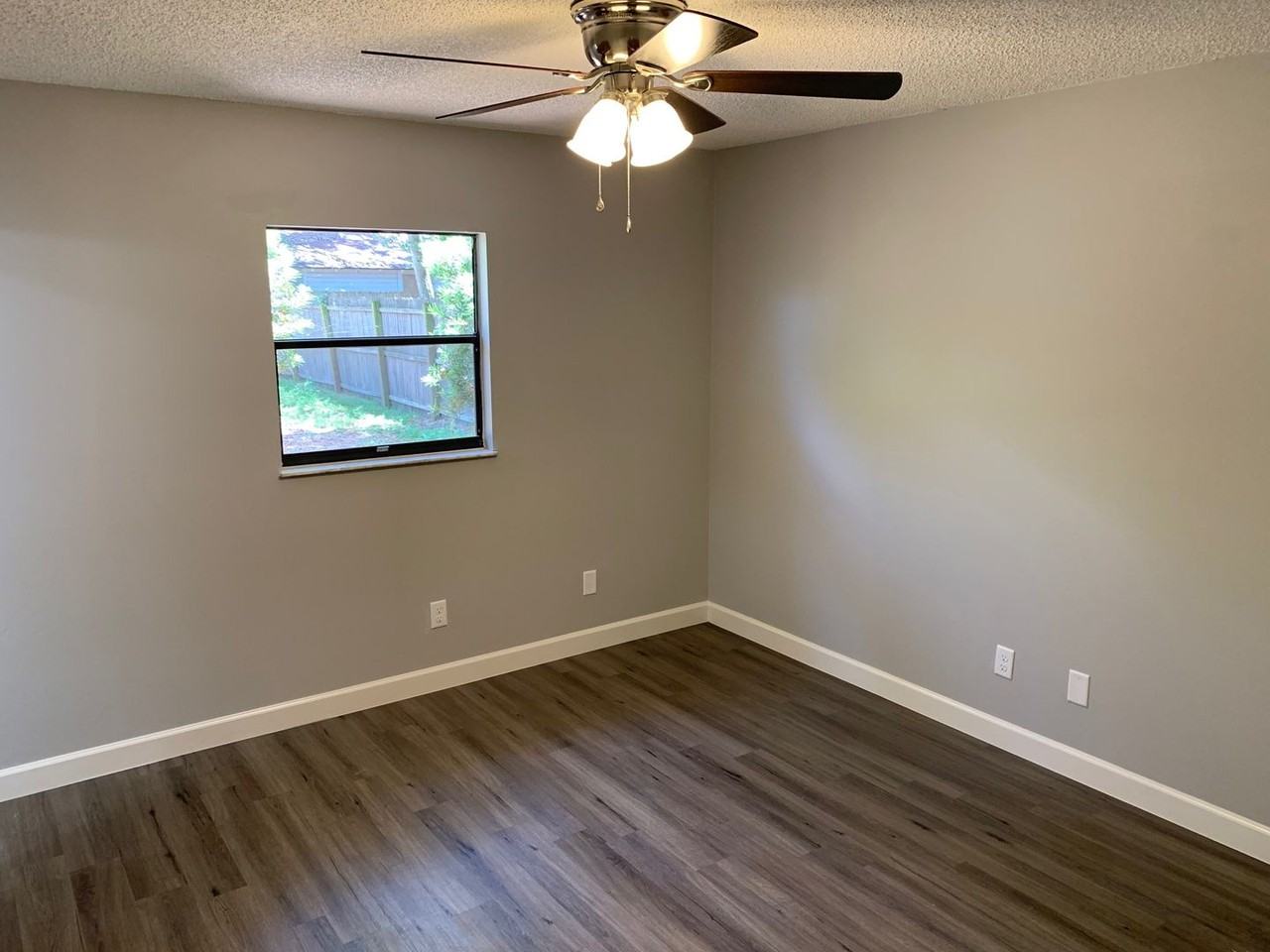 527 Hill St - Photo 3 of 12