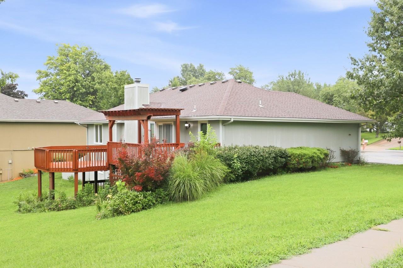3611 Sw Red Hawk Ct - Photo 2 of 32