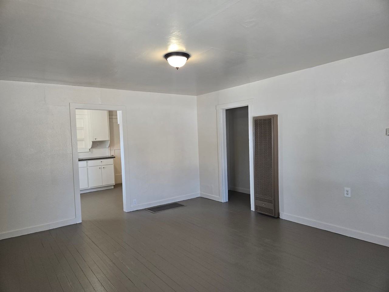 1121 Kenwood Ave - Photo 3 of 12