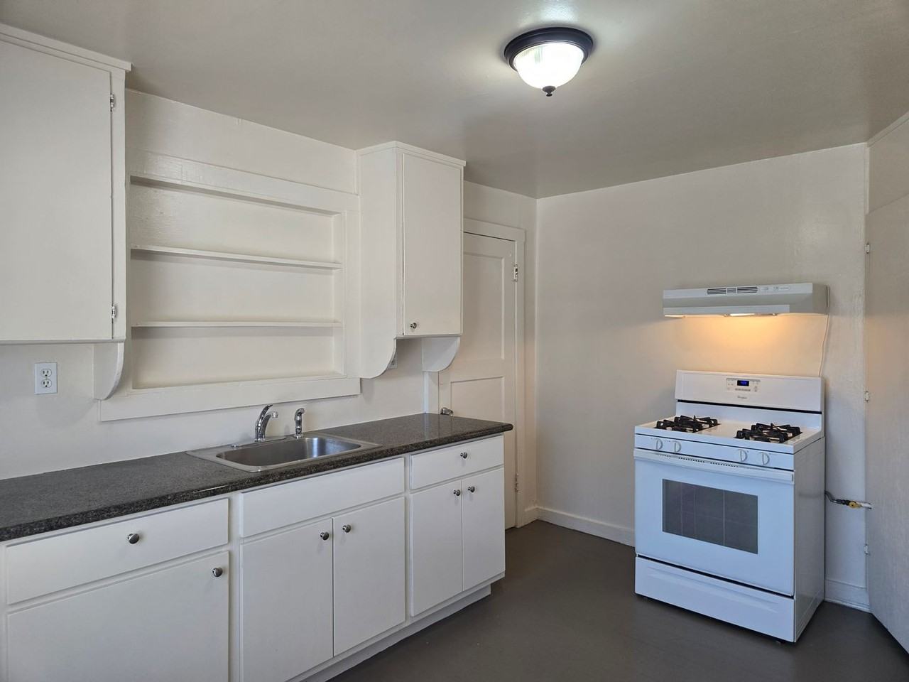 1121 Kenwood Ave - Photo 4 of 12
