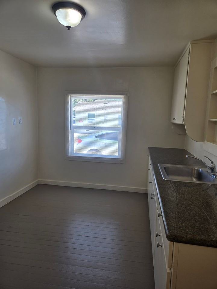 1121 Kenwood Ave - Photo 5 of 12