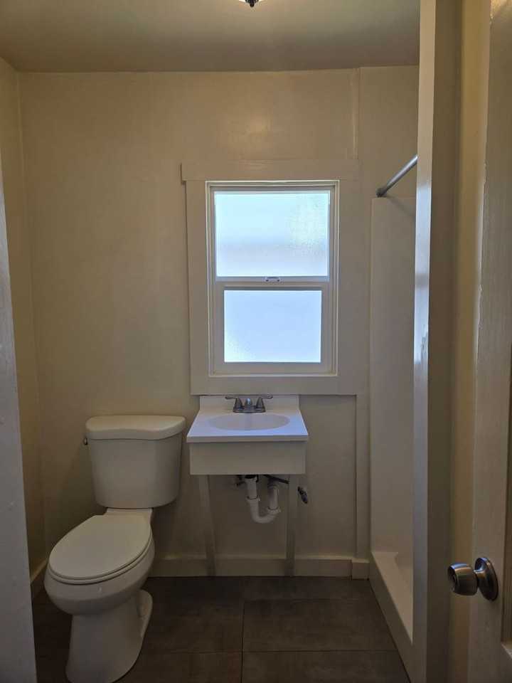 1121 Kenwood Ave - Photo 7 of 12