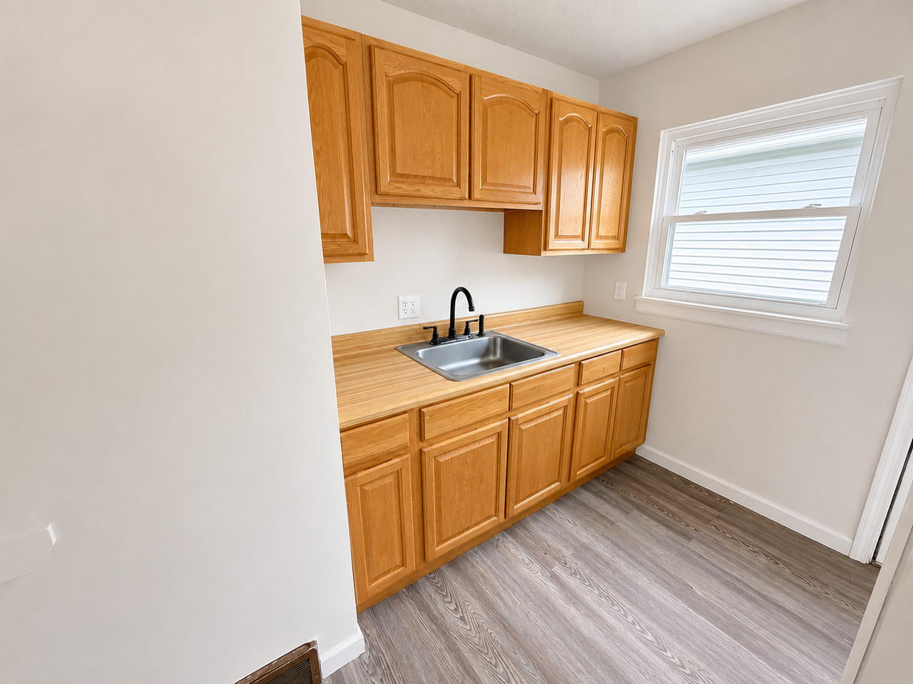 2573 Azelda St - Photo 4 of 12