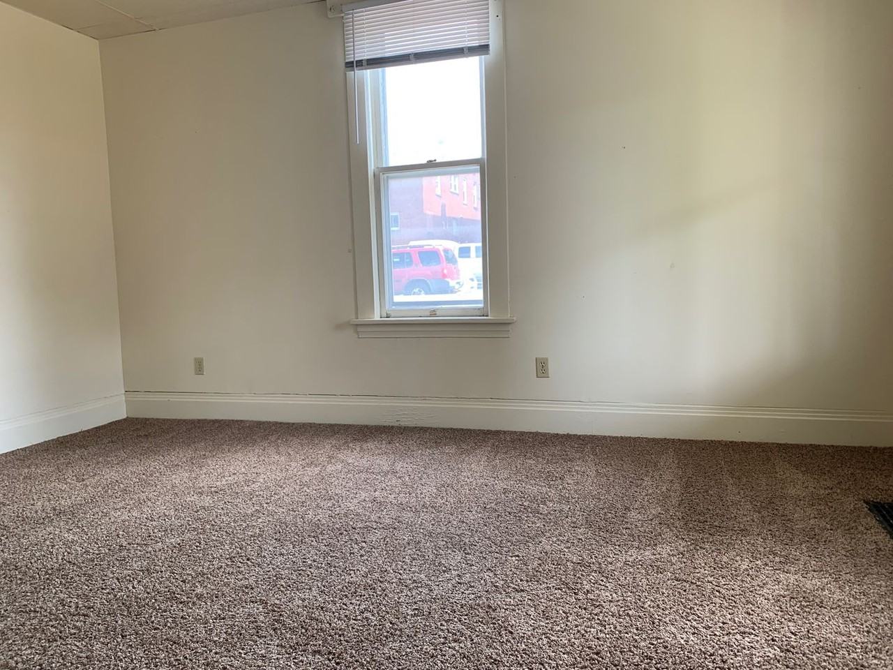 353 Green St - Photo 4 of 10