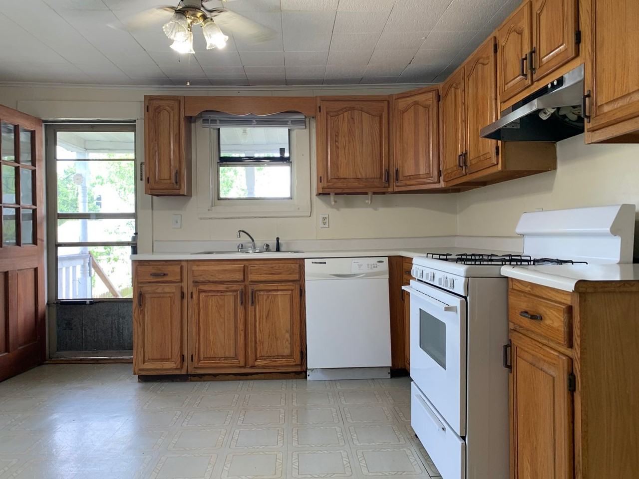 353 Green St - Photo 7 of 10