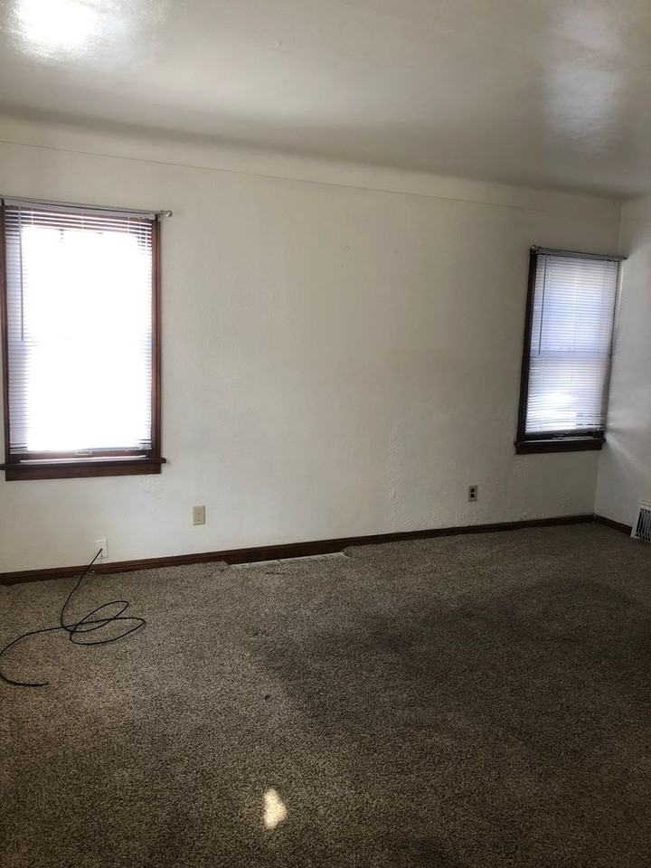555 Woodsdale Ave - Photo 3 of 23