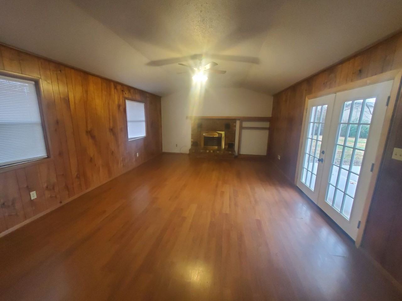 1022 W Bel Air Dr - Photo 2 of 9