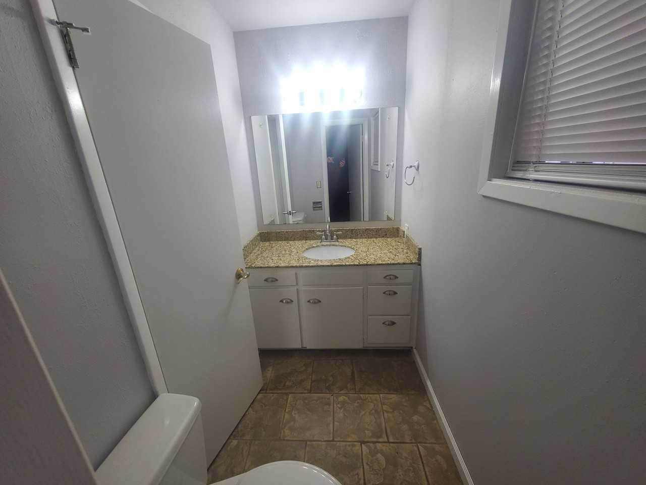 1022 W Bel Air Dr - Photo 4 of 9