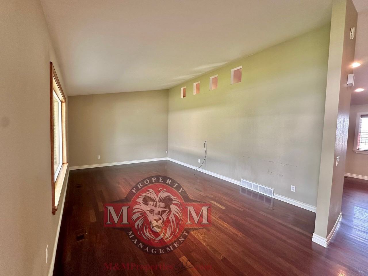 12128 S Woodridge Rd - Photo 5 of 50