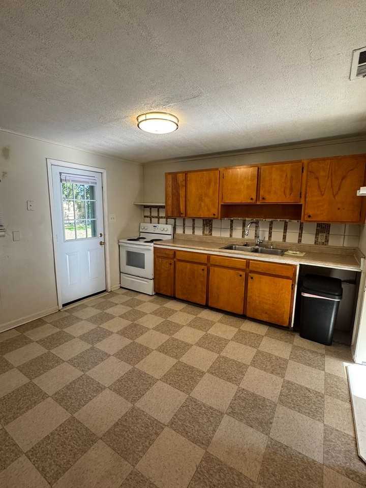221 Remus Ln - Photo 7 of 12