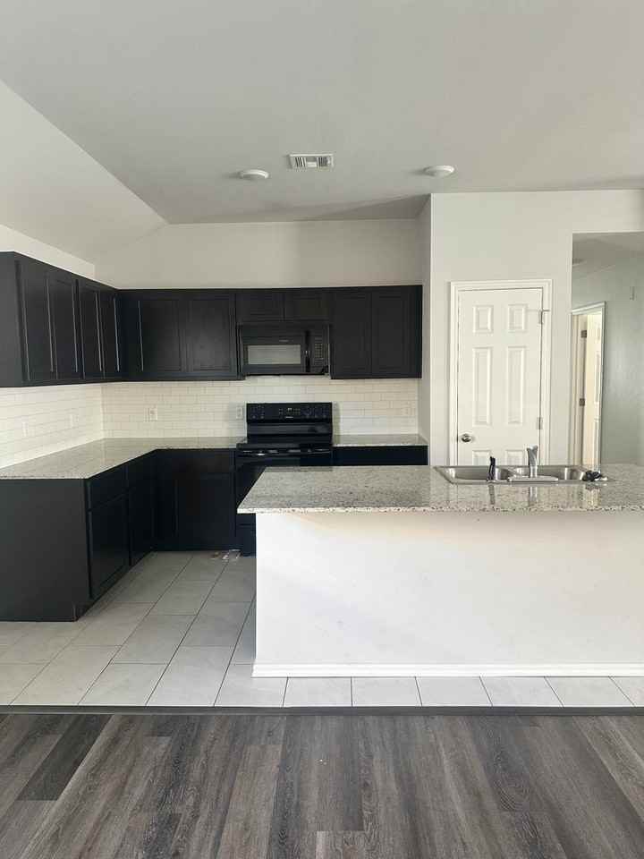 1211 Tortoise Wood Rd - Photo 3 of 24