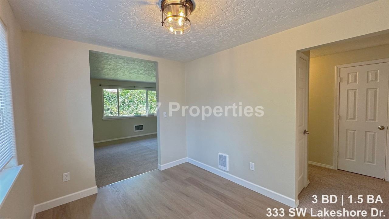 333 Sw Lakeshore Dr - Photo 2 of 12