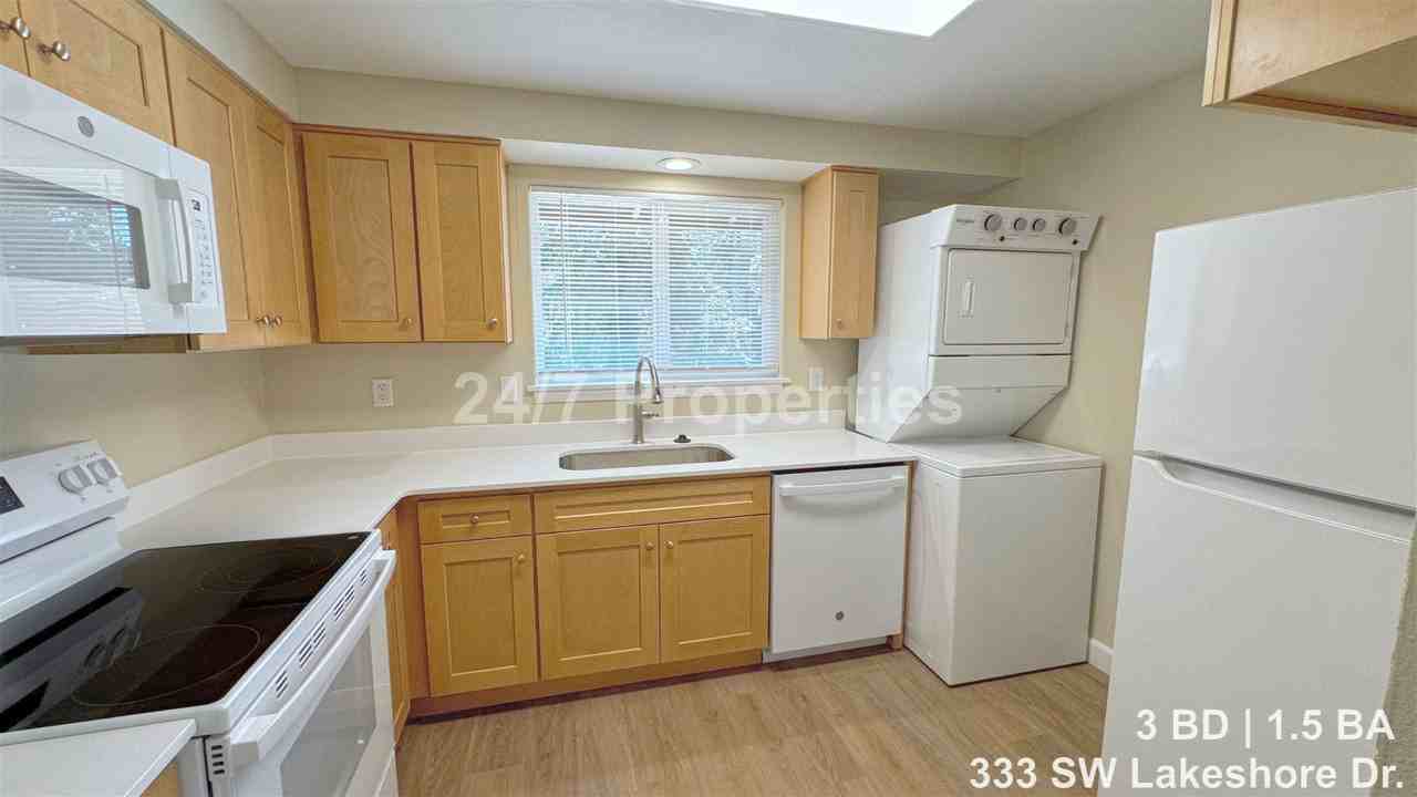 333 Sw Lakeshore Dr - Photo 3 of 12