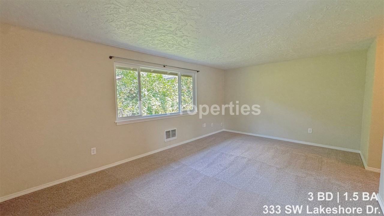 333 Sw Lakeshore Dr - Photo 4 of 12