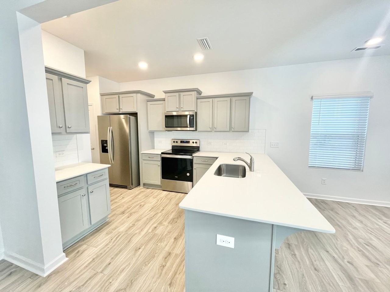 338 Pearl St - Photo 4 of 15