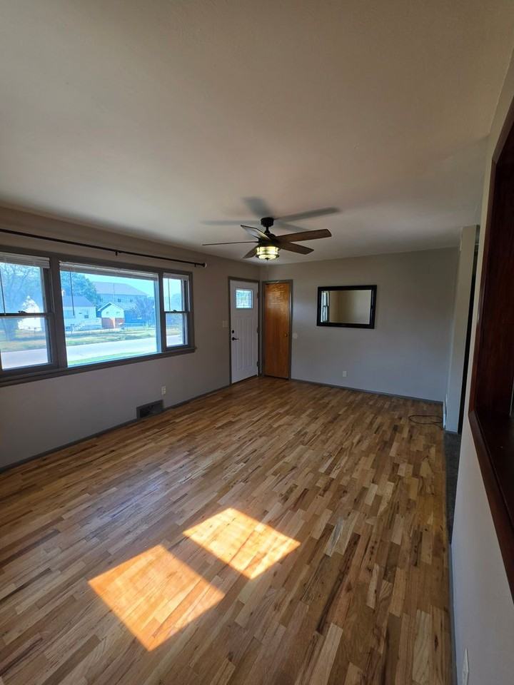 124 E Van Buren St - Photo 3 of 27