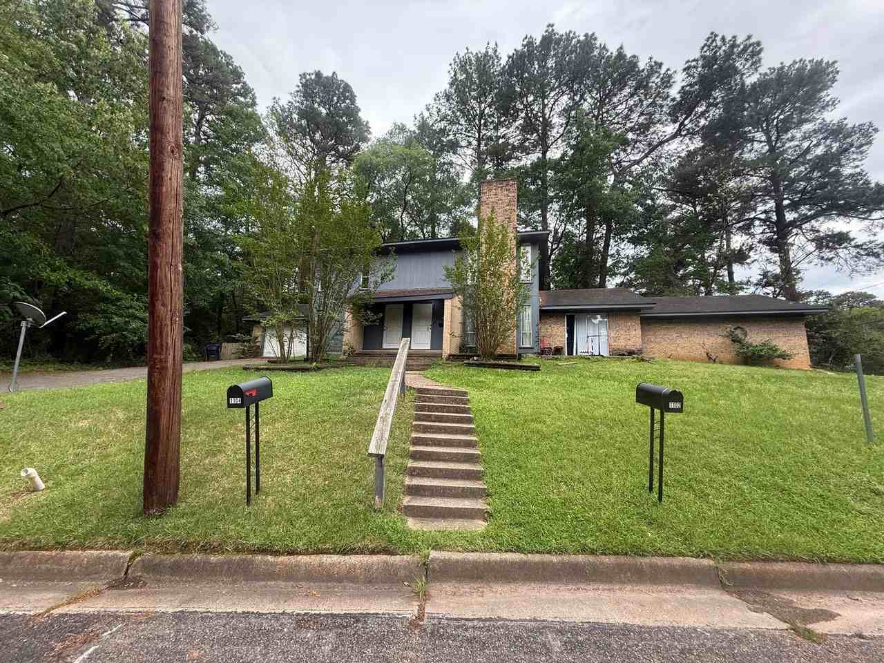 1102 Lilac Dr