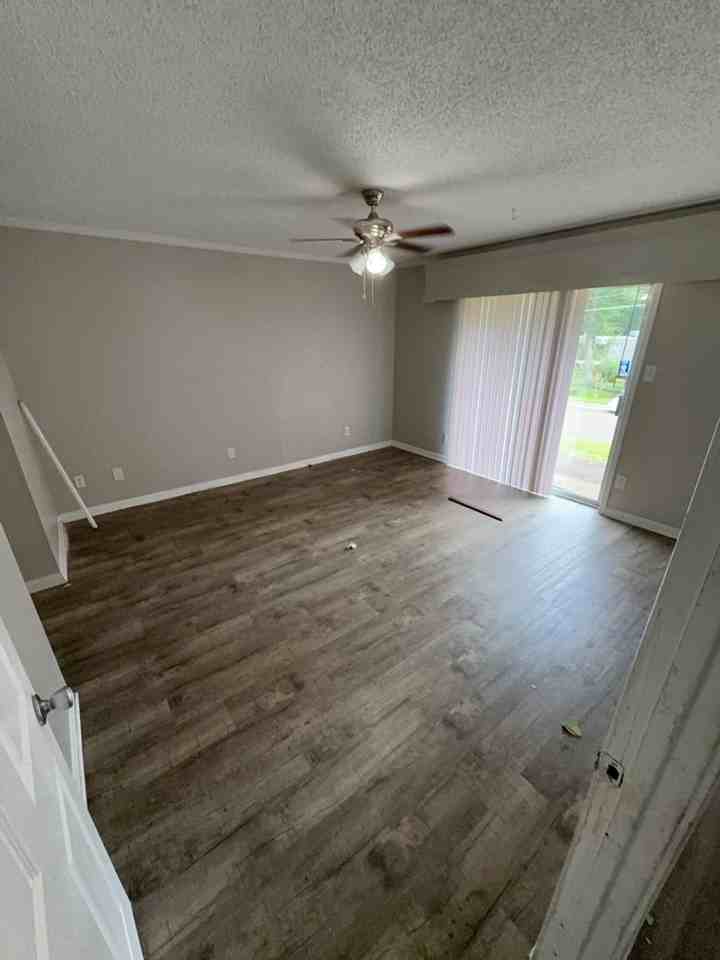 1102 Lilac Dr - Photo 5 of 11