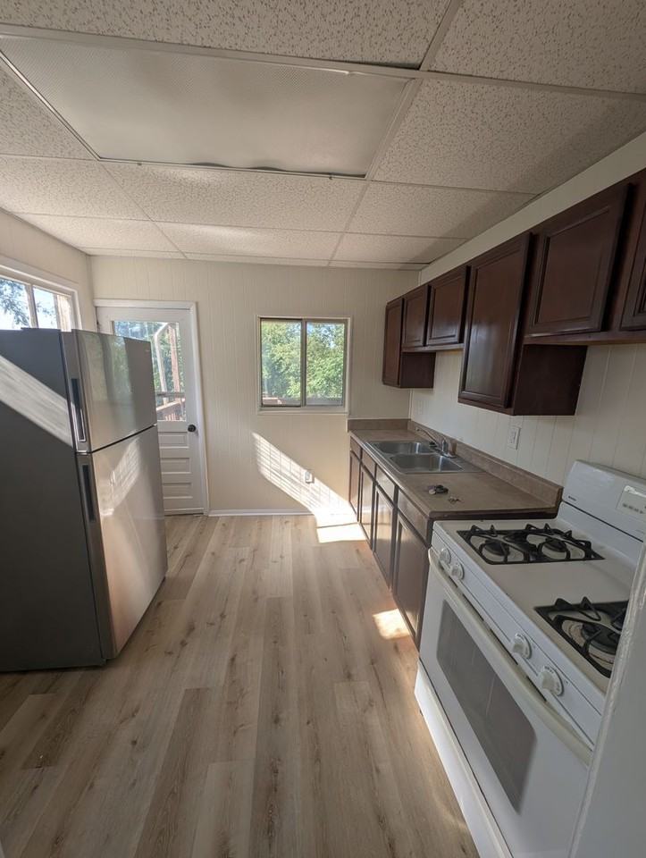551 6th St - Photo 5 of 15
