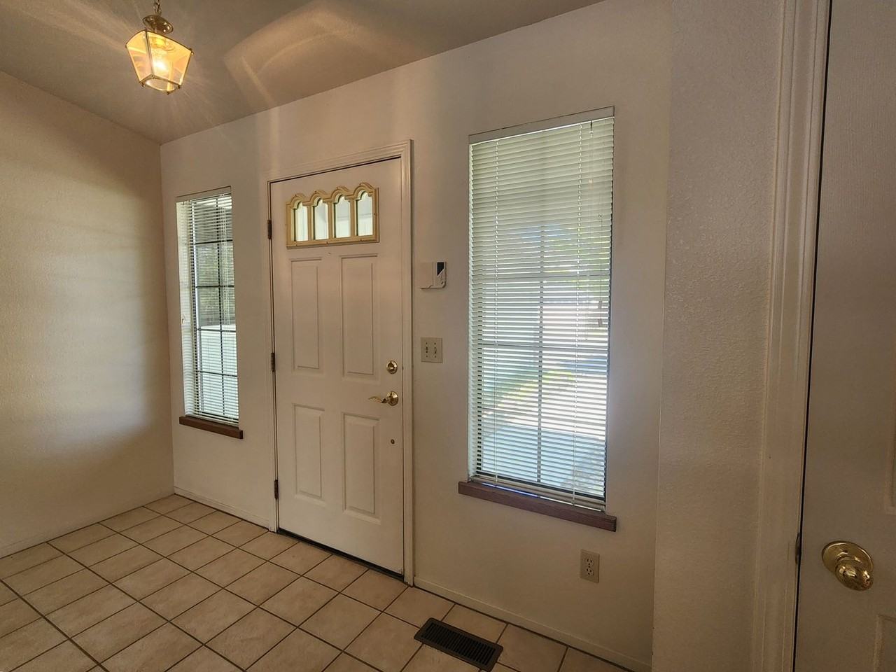 1007 Shadow Ln - Photo 5 of 29