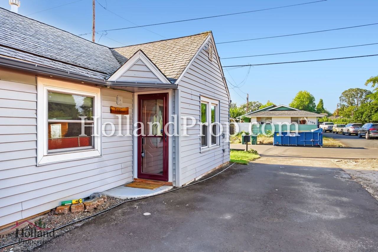 1105 Ne Lincoln St - Photo 2 of 23