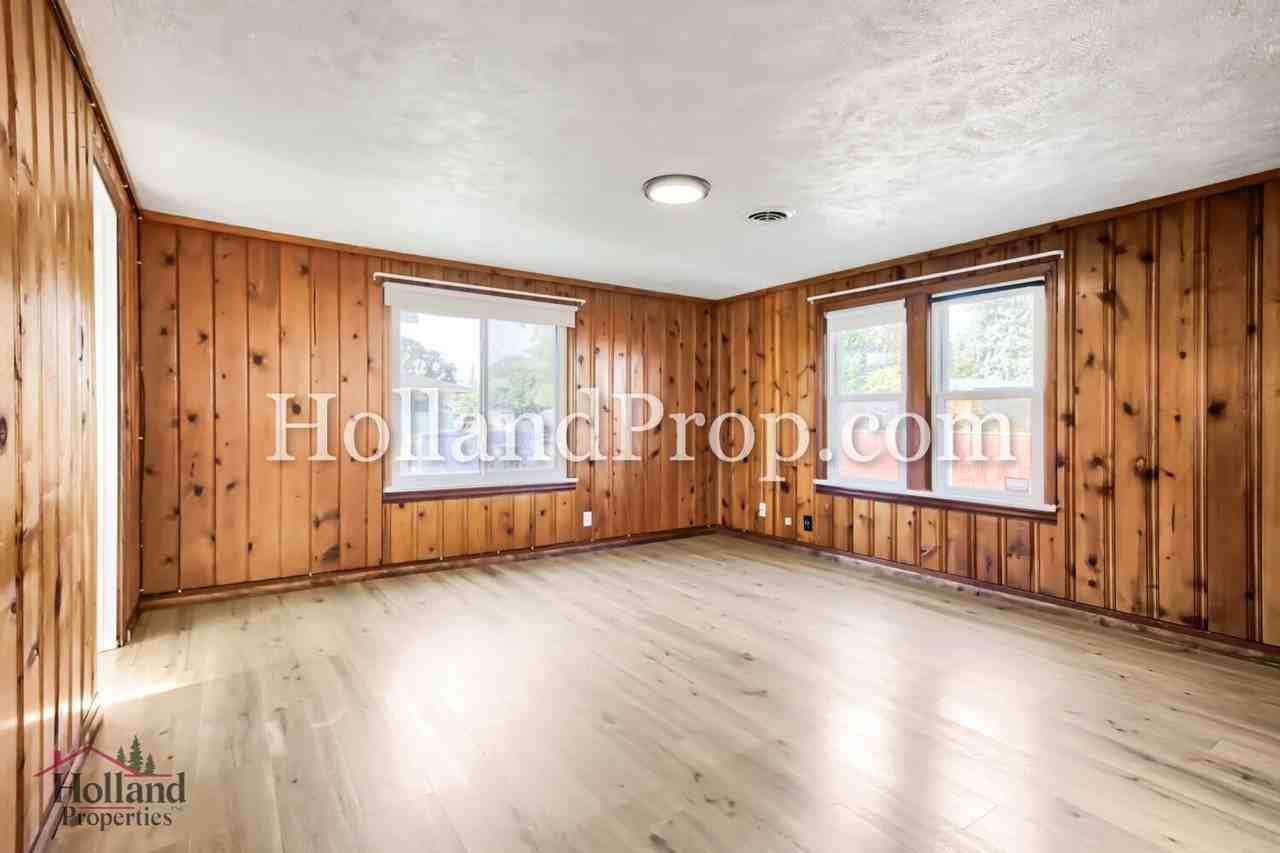 1105 Ne Lincoln St - Photo 3 of 23