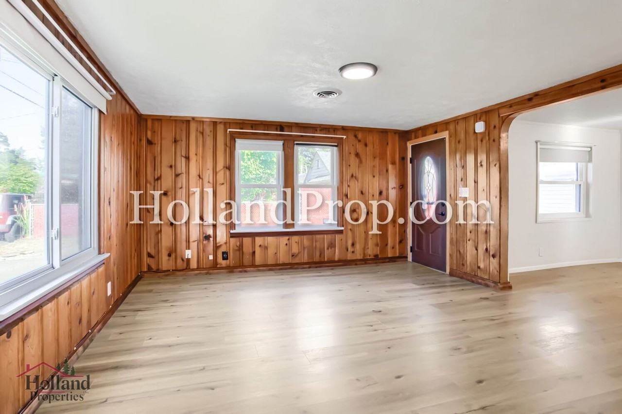 1105 Ne Lincoln St - Photo 4 of 23