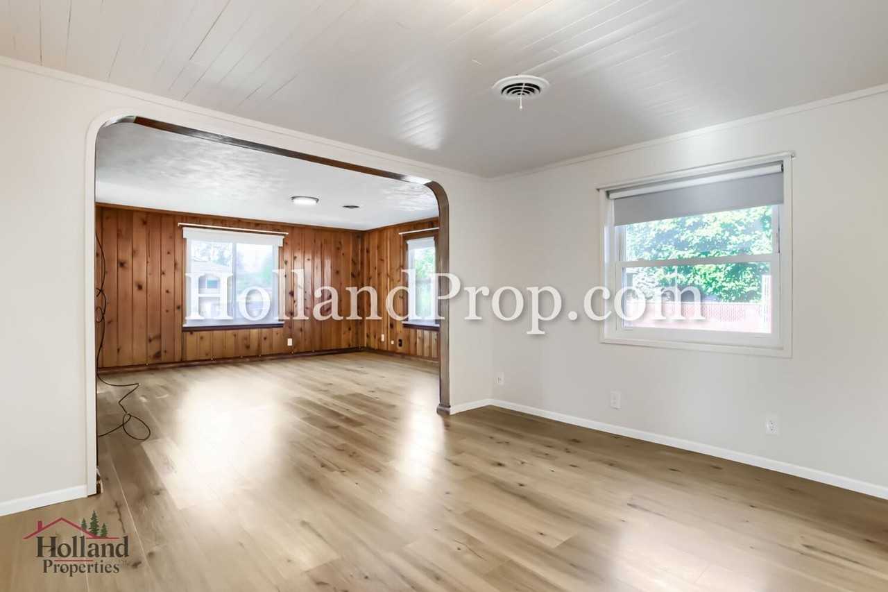 1105 Ne Lincoln St - Photo 6 of 23