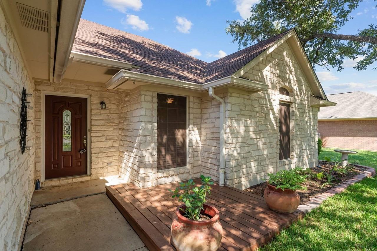 2604 Bluebonnet Valley Dr - Photo 2 of 19