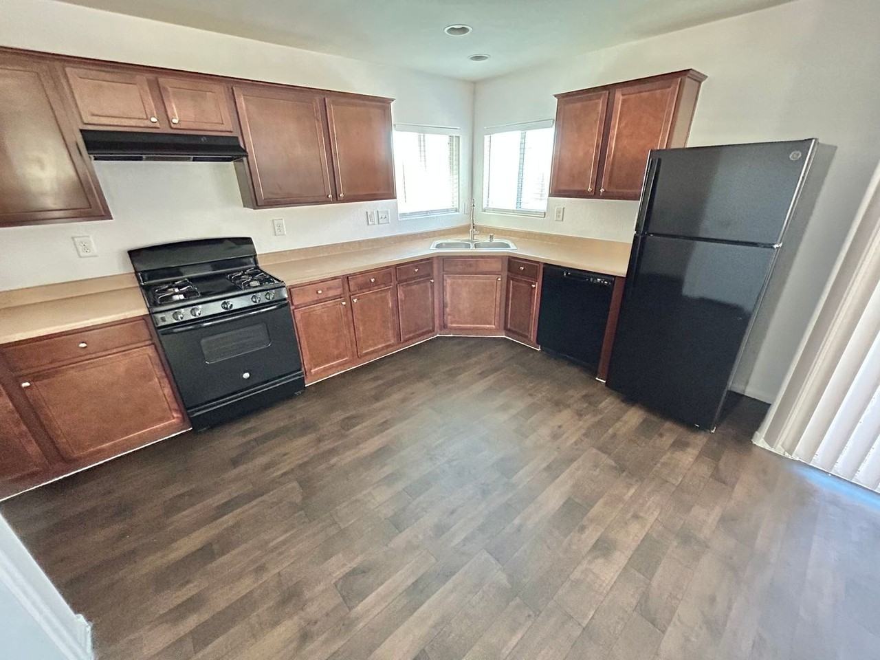4908 Blue Marlin Ave - Photo 5 of 29