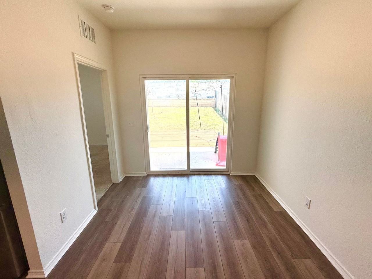 5006 Jovian - Photo 7 of 22