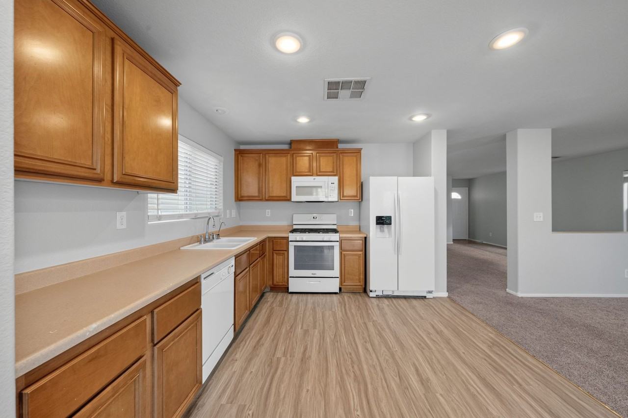 9021 Spirit Canyon Ave - Photo 7 of 30
