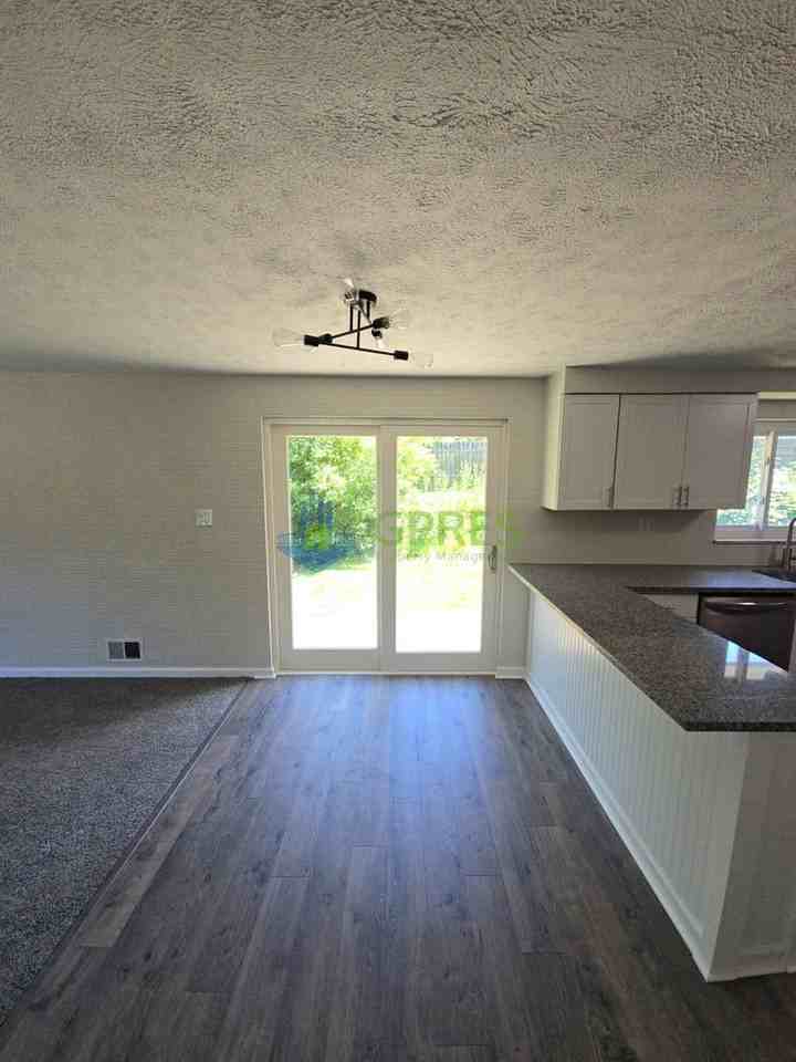 5601 Rodgers St - Photo 6 of 32