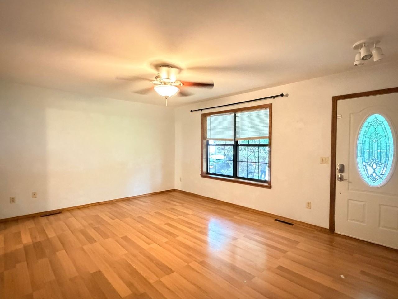 2622 Camelot Ct - Photo 2 of 7