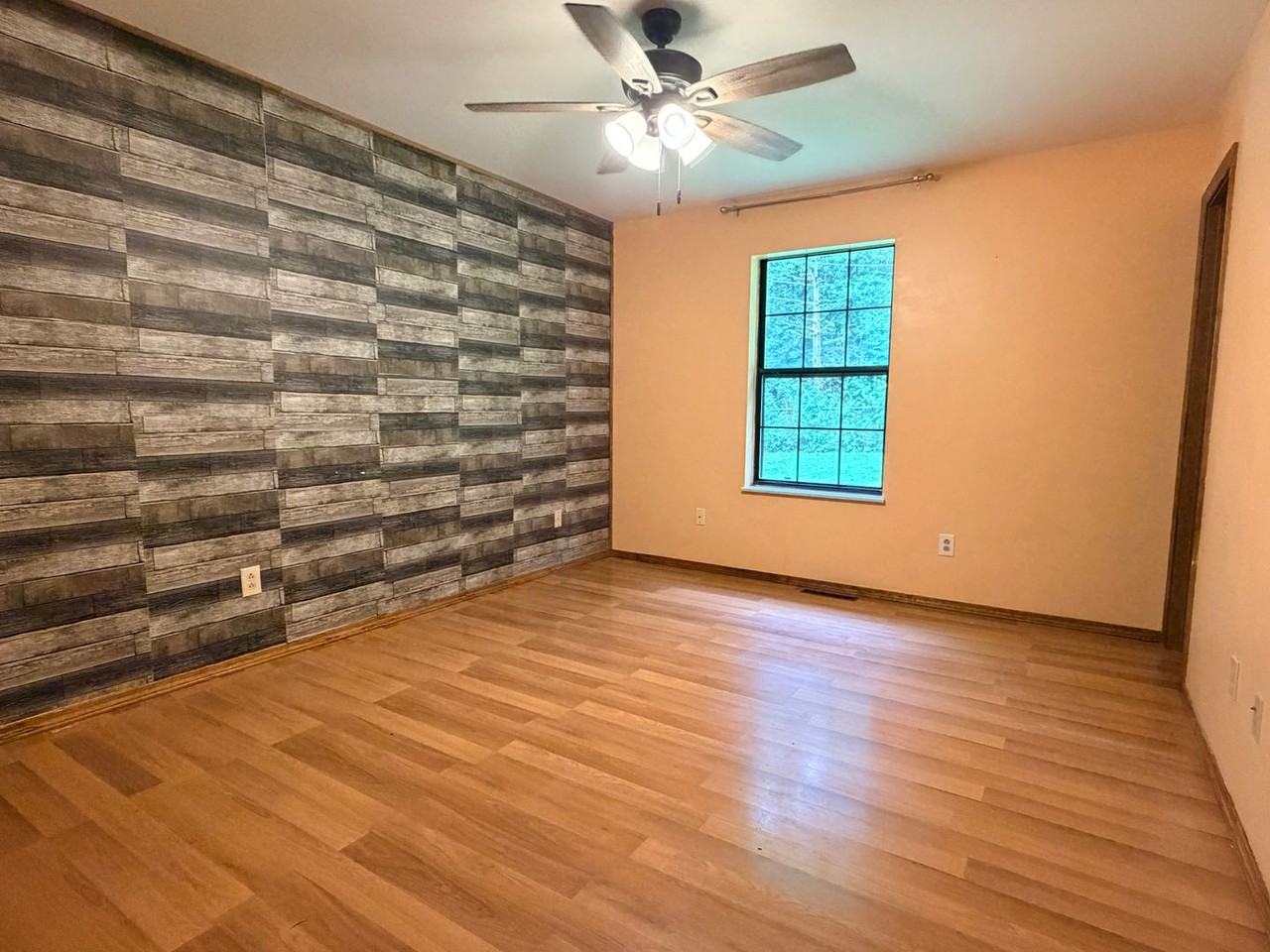 2622 Camelot Ct - Photo 5 of 7