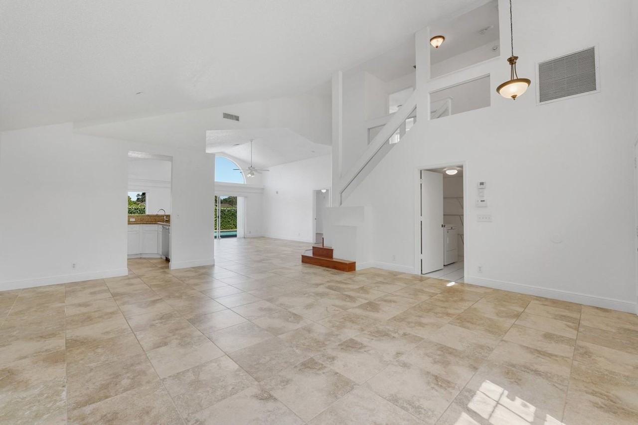 4355 Leicester Ct - Photo 4 of 17