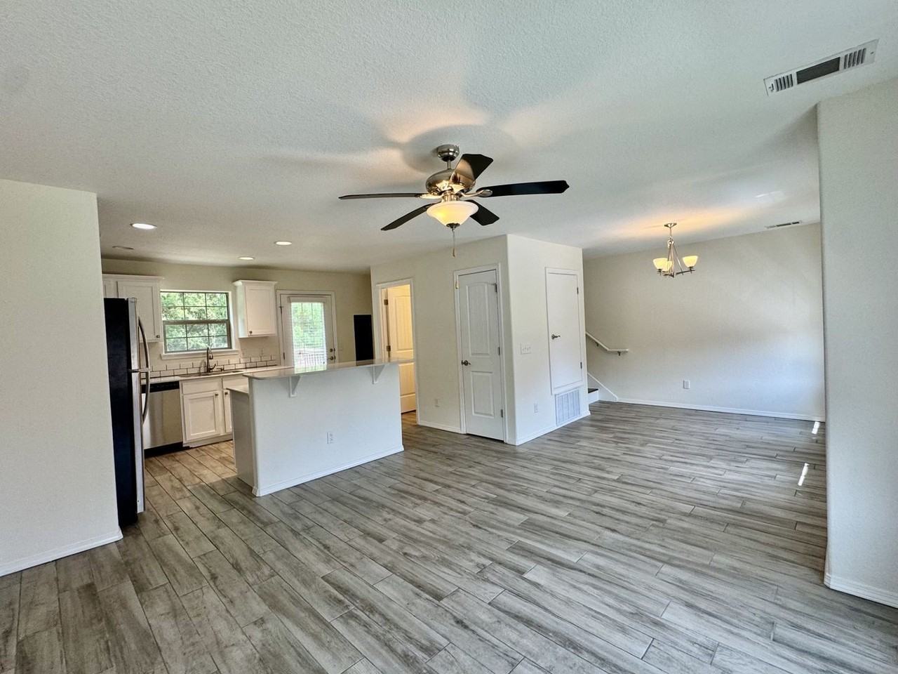 279 S Breakwater Ln - Photo 2 of 19