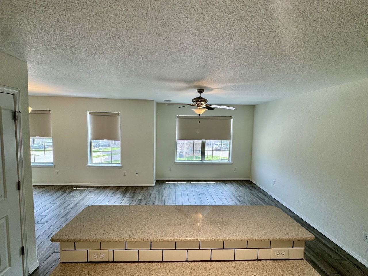 279 S Breakwater Ln - Photo 5 of 19