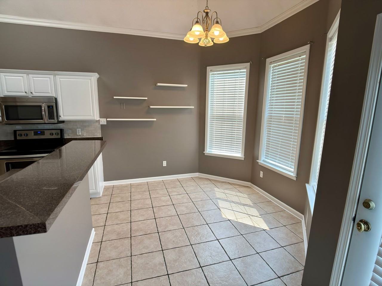 5104 Deerfield Dr - Photo 5 of 19