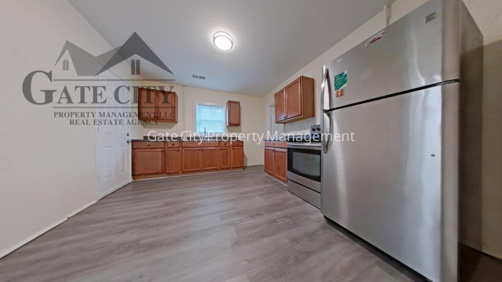 1513 Wendell Ave Apt A - Photo 2 of 9