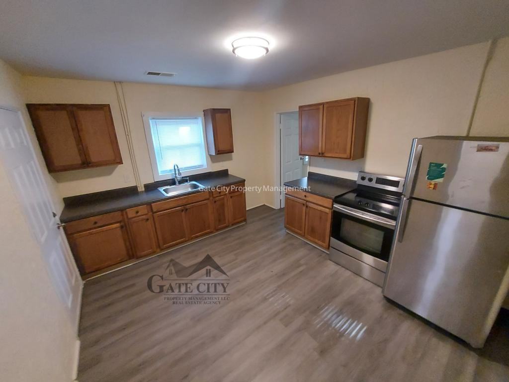 1513 Wendell Ave Apt A - Photo 3 of 9