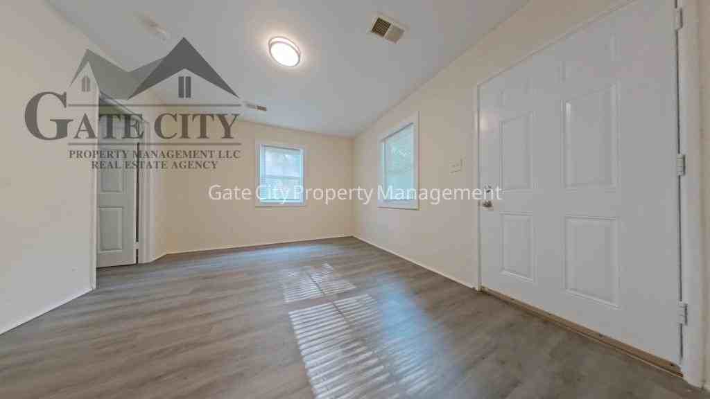 1513 Wendell Ave Apt A - Photo 4 of 9