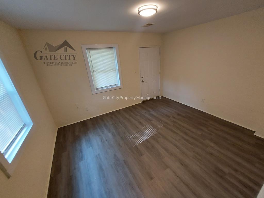 1513 Wendell Ave Apt A - Photo 5 of 9