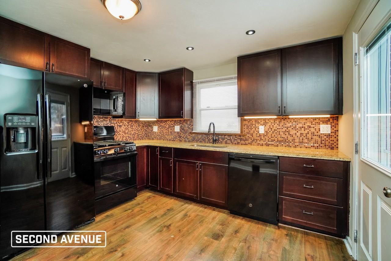 96 N Broadway Ave - Photo 3 of 13