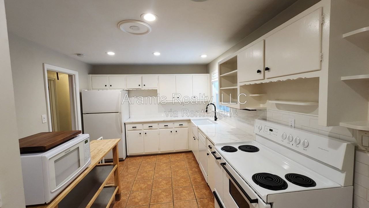 1032 Homewood Ct - Photo 2 of 18