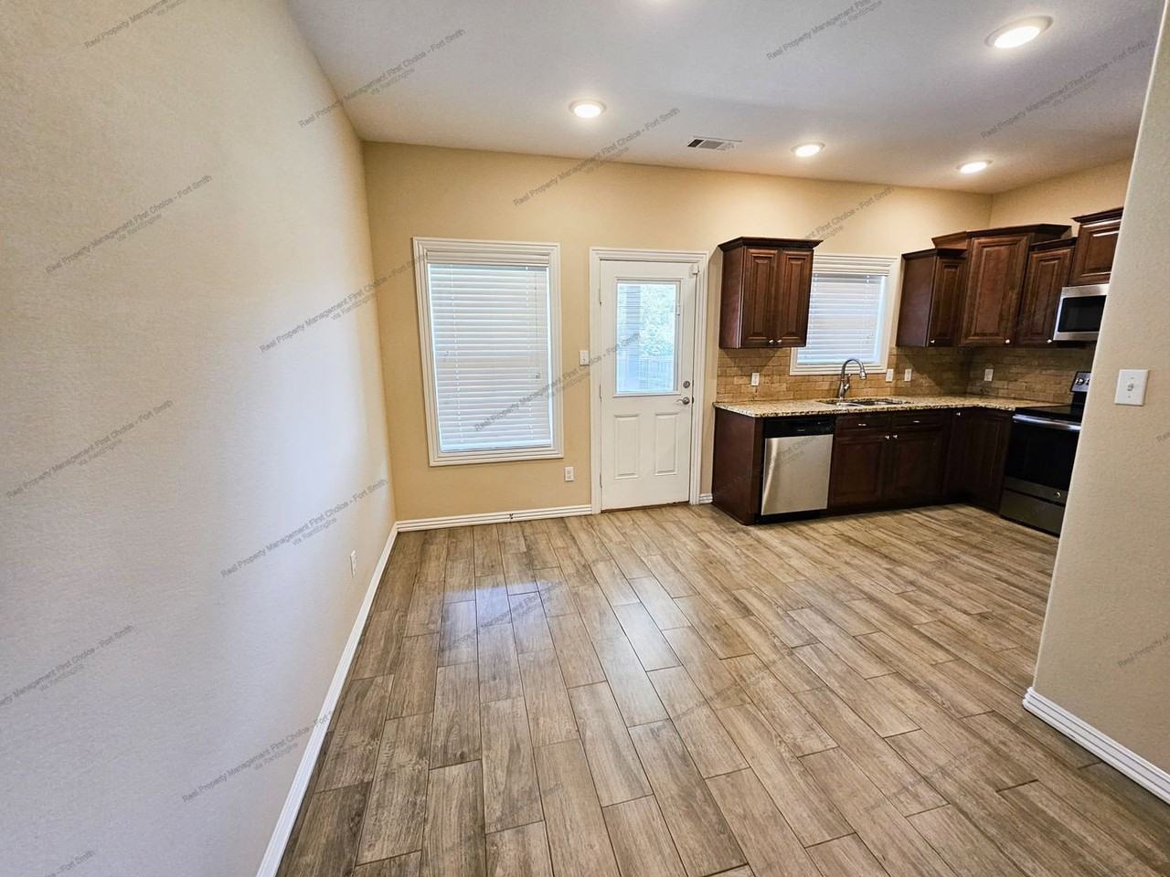 9907 Landry Dr - Photo 4 of 18