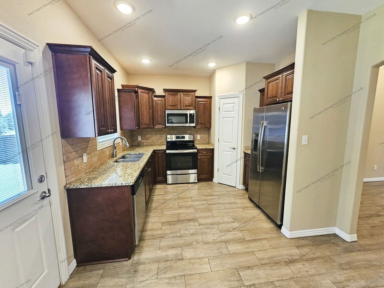 9907 Landry Dr - Photo 5 of 18