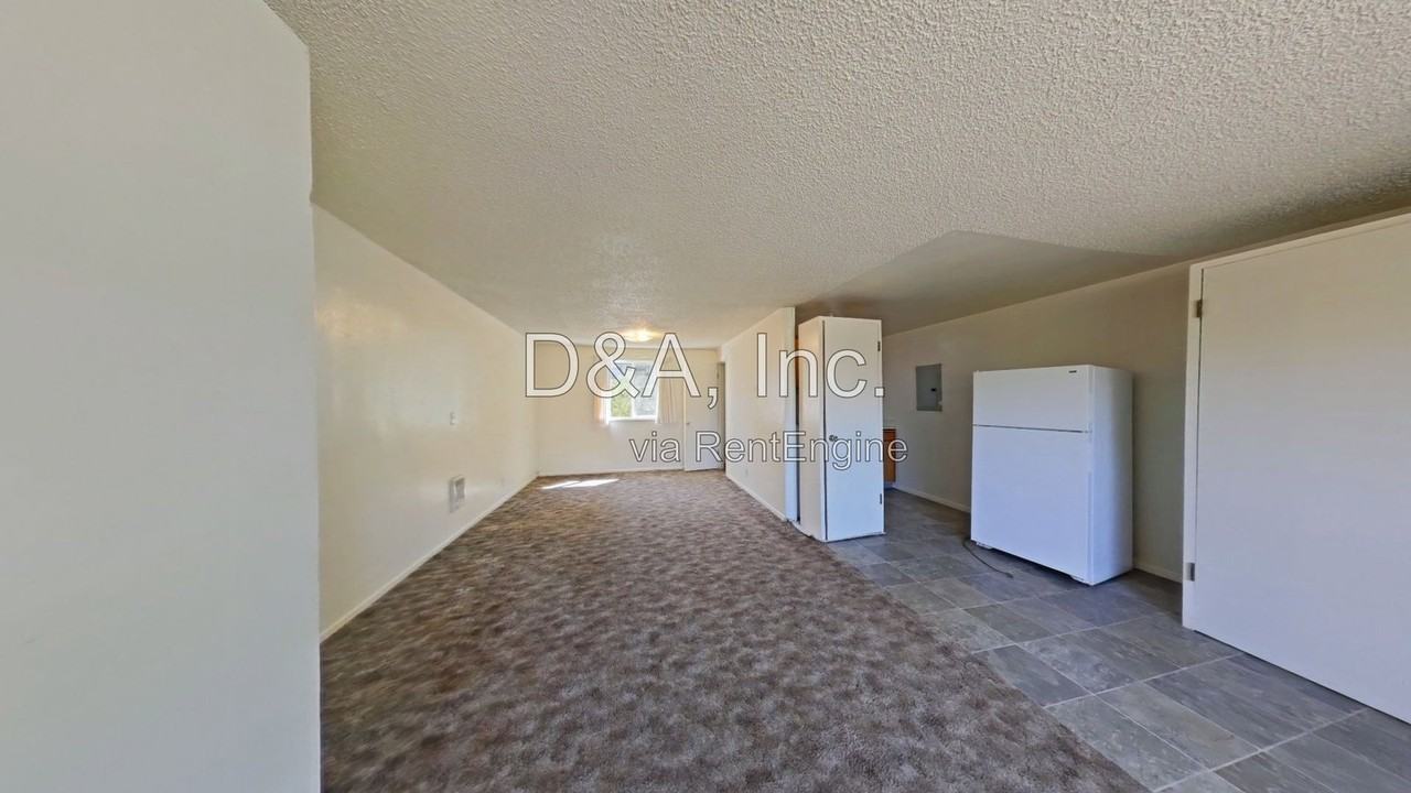 435 Sw 9th St - Photo 3 of 7